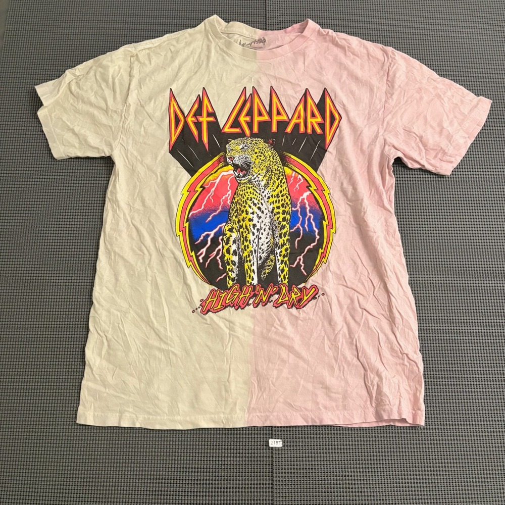 Def Leppard High N Dry Graphic T-Shirt Pink Cream Split Color Block Large
